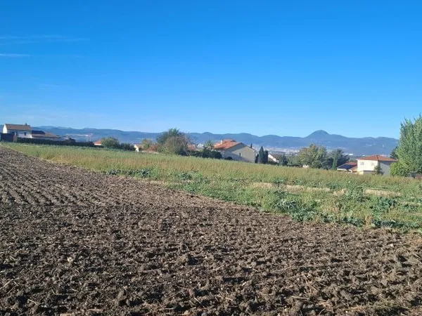 Terrain à bâtir de 430 m² à LES MARTRES-D'ARTIERE (63)