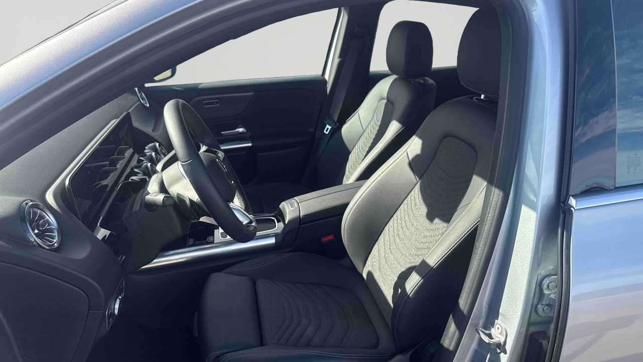 Mercedes EQA 250+ — photo 11