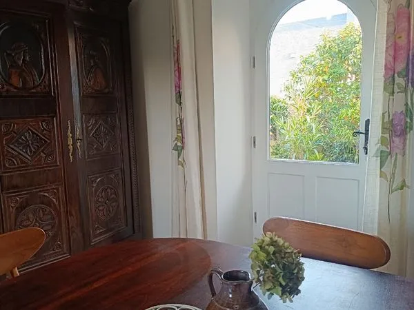 Petite maison en pierre avec jardin