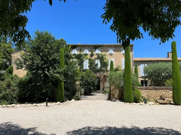 A DECOUVRIR EN EXCLUSIVITE, VERITABLE COUP DE COEUR POUR CE MAS PROVENCAL DU 18 EME SIECLE SITUE A E