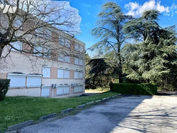Local commercial 8 pièces 153 m²