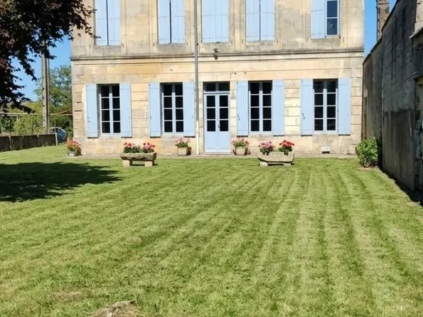 Authentique Girondine à rénover avec places de parking et terrain de 400M2