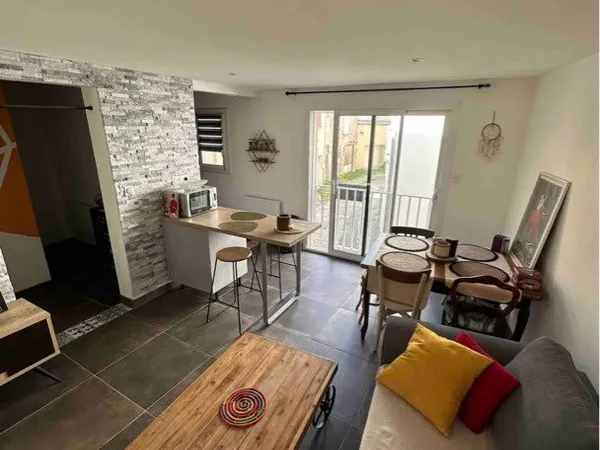 À louer - Maison de rue meublée de 44 m² avec garage et balcon