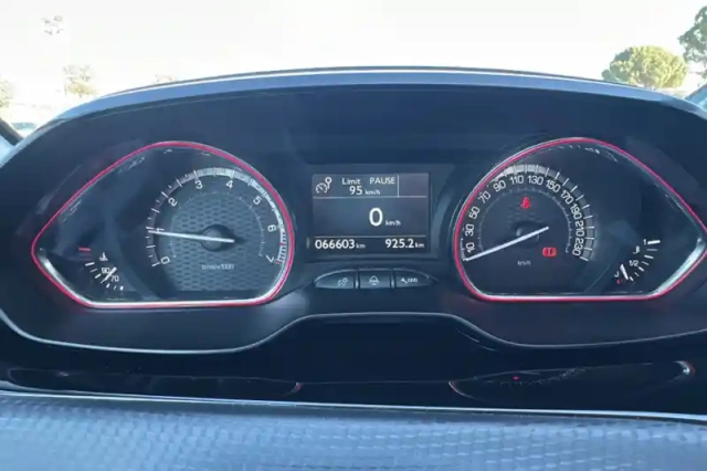 Peugeot 2008 puretech 130ch s&amp;s bvm6 — photo 15