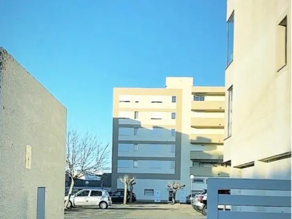 Parking privé, sécurisé (résidence avec gardien)