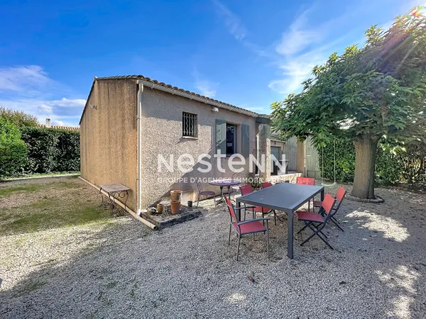 Villa de plain-pied, 3 pièces 2 chambres, jardin, garage et places de parking