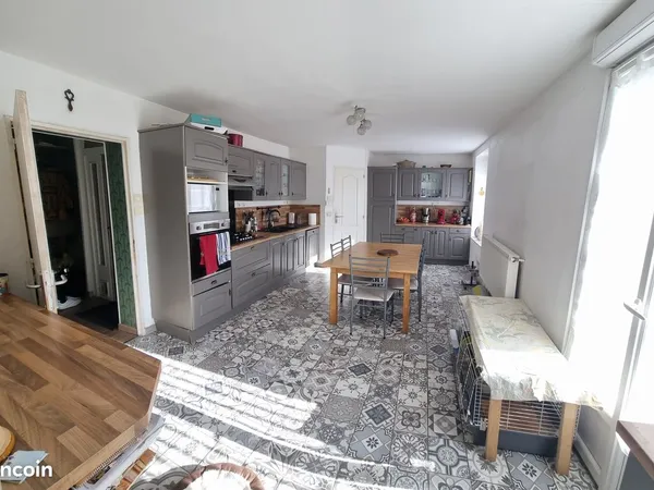 Maison - 11 pièces - 360 000