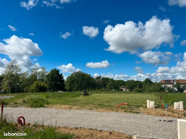A SAISIR : Terrain plat constructible 1100 M2