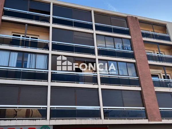 Appartement rénové de type 3/4 avec cave en sous-sol, proche des commerces et services