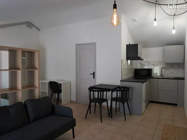 Salon-de-Provence - Studio meublé de 32 m² entièrement rénové en centre-ville