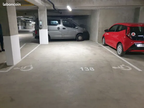 Grande Place de Parking sécurisée avec chargeur