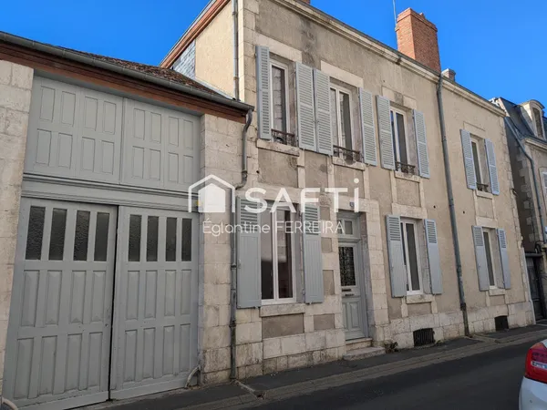 ISSOUDUN, HYPER CENTRE, MAISON DE CARACTÈRE DE 205 M², 5 CHAMBRES, GRAND GARAGE ET COUR FERMÉE
