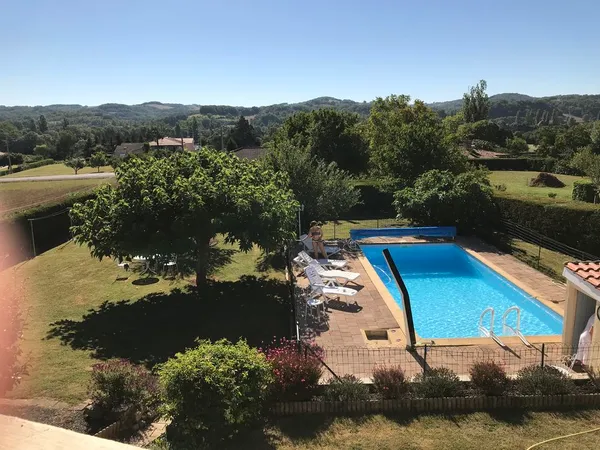 MAISON FAMILIALE AVEC SA PISCINE ETVUE DEGAGEE