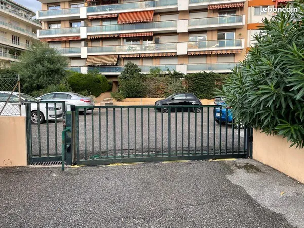 Place de parking à louer - Résidence sécurisée
