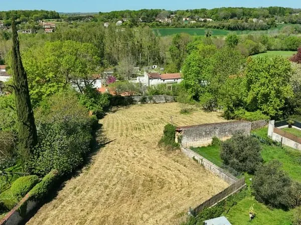 Terrain constructible dans un village de caractère