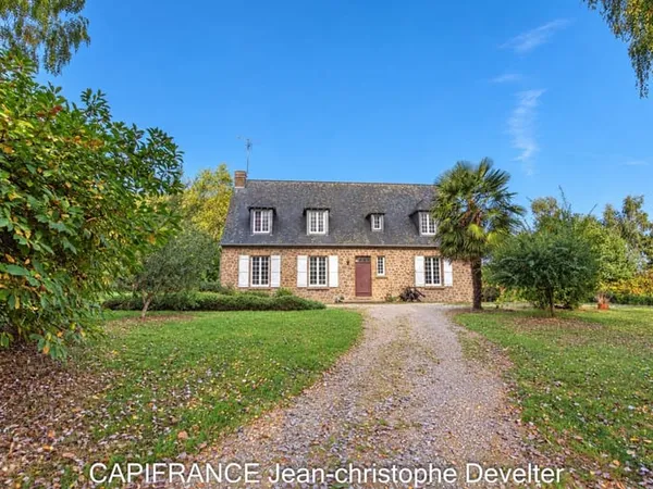 Propriete à vendre 7 pièces proche de MAYENNE (53) sur terrain de 2,3 hectares