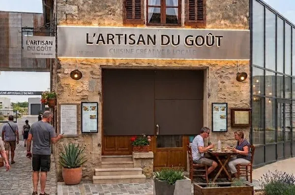 Dpt(13) Tarascon A La Vente Immeuble Professionnel Avec 3 Appartements Loues