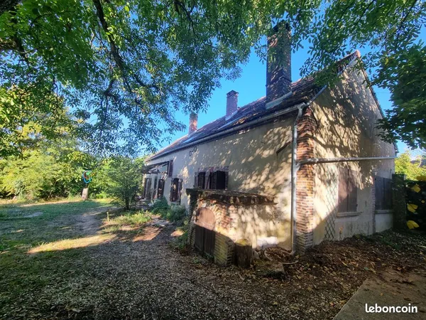 Maison atypique d'une surface de 213 M² habitable avec un grand terrain arboré de 4773 M² située à L