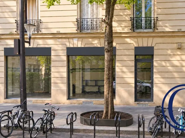 Local 116 m² Paris