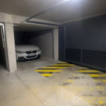 Garage Box 13m2 Porte d'accès sécurisé avec badge