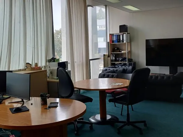 À LOUER - BUREAU DE 61 m² CLIMATISÉ, TRÈS LUMINEUX AVEC 2 PARKINGS PRIVATIFS - DIRECT PROPRIÉTAIRE