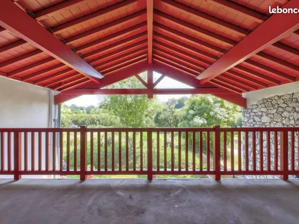 Modifier Rare à Urrugne - T4 109 m² dans une ferme basque réhabilitée, terrasse et 2 places de parki