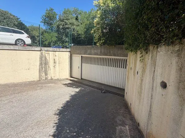 Garage fermé sécurisé de 14 m² à Sète (Résidence avec portail automatique )