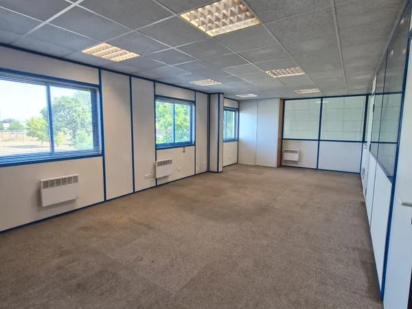 Bureaux à louer 101 m² - Pinsaguel - Parking