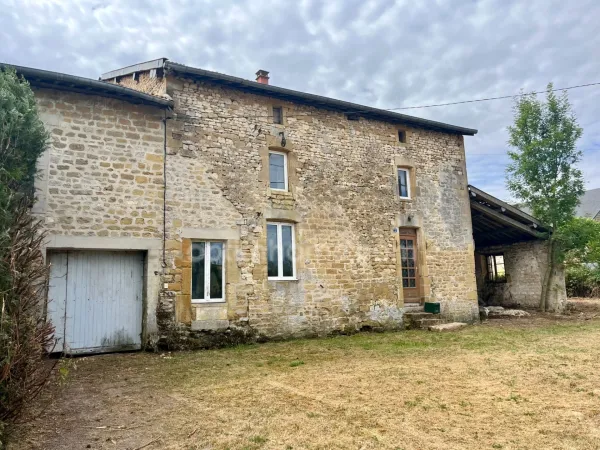 Corps de ferme en pierre à rénover - Plus de 400 m² de bâtiments - Terrain 1 000 m² - Beau potentiel