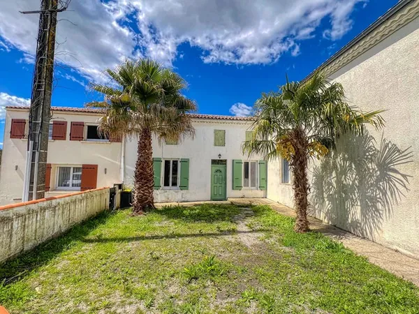 A vendre - Ensemble immobilier à rénover avec fort potentiel -Médis (proche Royan)