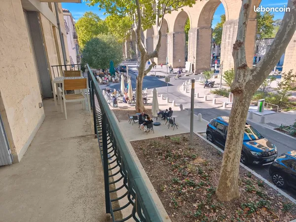 Bureaux à louer dans un coworking lumineux aux Arceaux