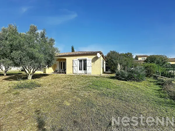 Location maison T4 de plain-pied à Villalbe, avec jardin clos, garage, terrasse et trois chambres à 