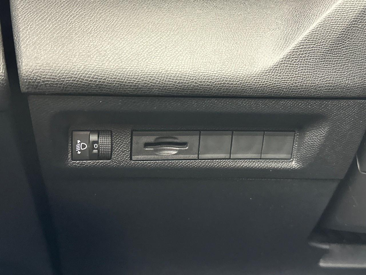 Peugeot 308 sw puretech 130ch s&s eat8 allure pack — photo 16