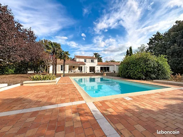 Maison 7 pièces 251 m²
