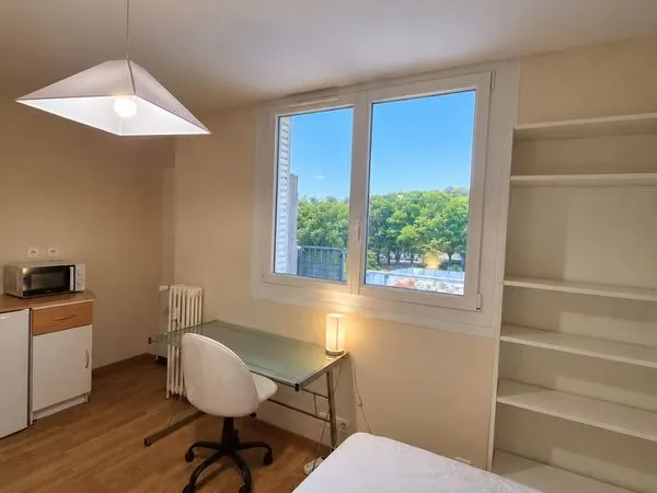 Grande chambre 15m2 colocation parc Colombières