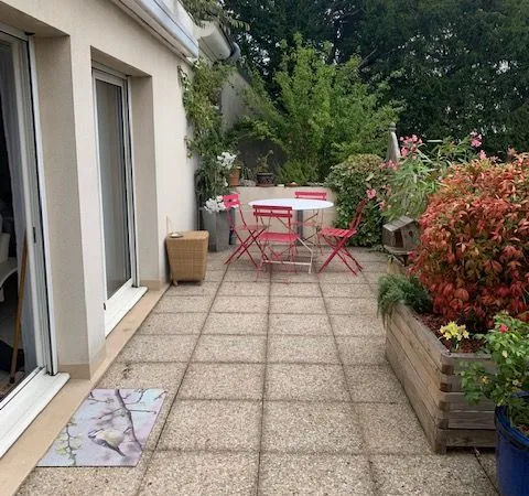 Hyper centre et au calme, T5 meublé de 110m² avec terrasse et garage