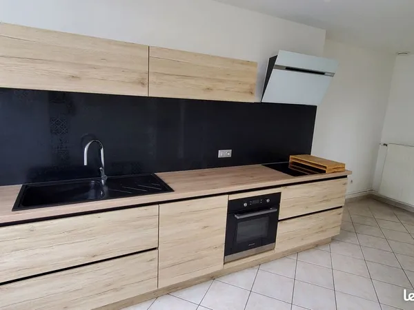 Appart F5 très bon état de 121 m² proche gare centre-ville - cuisine équipée lave-vaisselle - Très b