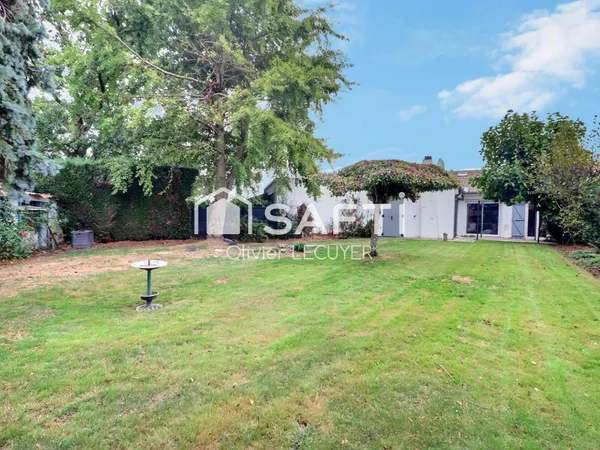 Maison de plain-pied, au potentiel d'environ 100m2 habitables, avec jardin clos à dos de champs de 5
