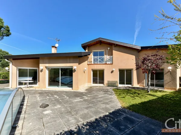 Maison 7 pièces 280 m²