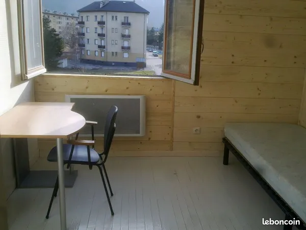 Chambre individuelle partiellement meublé