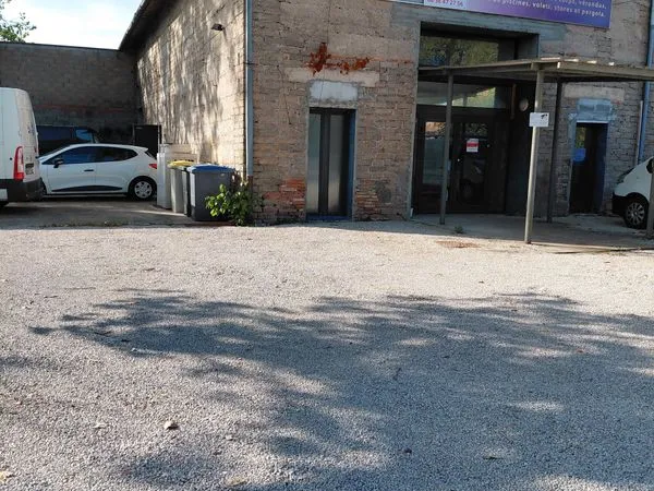 A louer dépôt /bureau