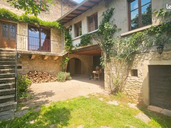 Maison Beaujolaise en pierre - La campagne et la ville