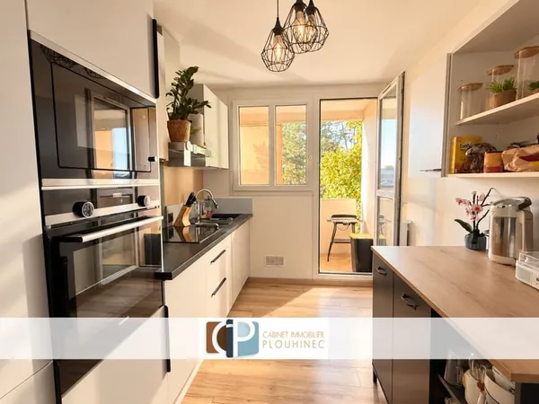 Appartement très lumineux avec balcon et parking.