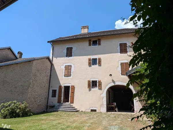 Vends maison de ville - 261 m² - 10 pièces, 6 chambres - Vesancy 01170