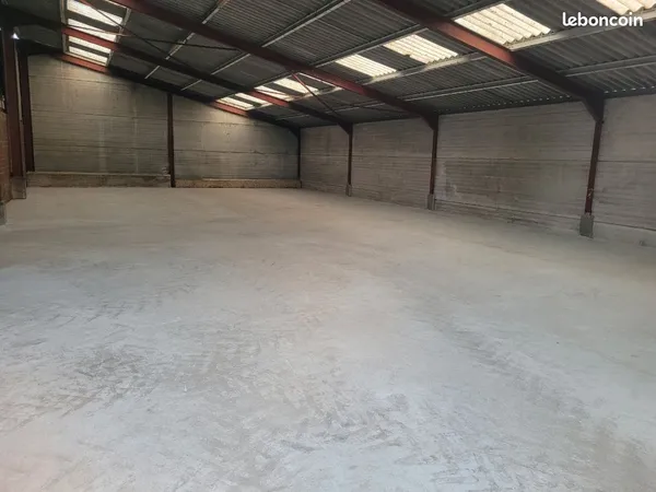 Local d’activité et entrepôt Location Steenvoorde  225m² 350€