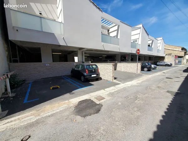 Place de parking à louer à Bernis centre