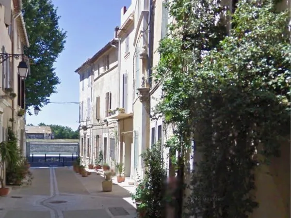 Maison de ville en pierre de taille avec terrasse-Arles