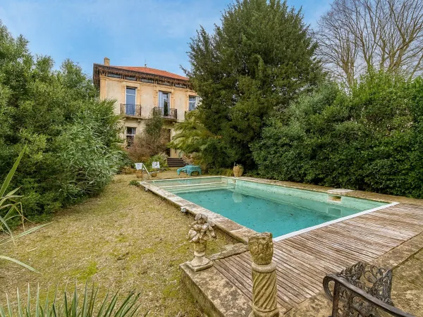 Maison de Caractère Nîmes, 186 m2 Piscine & Dépendance de 26m2 avec garage fermé