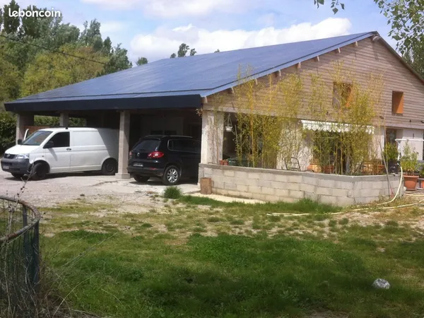 À vendre - Local professionnel avec habitation et terrain de 4 000 m²