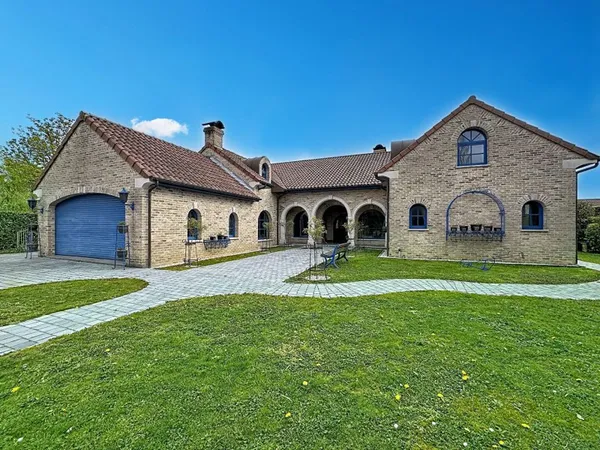 Maison 8 pièces 390 m²